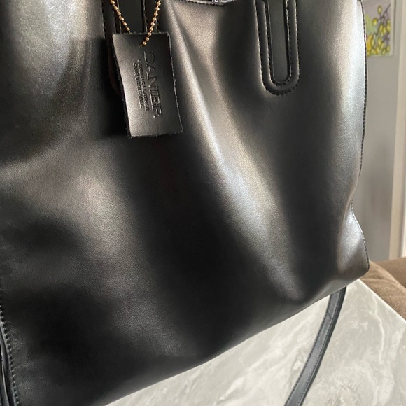 Danier leather handbag - Picture 2 of 4